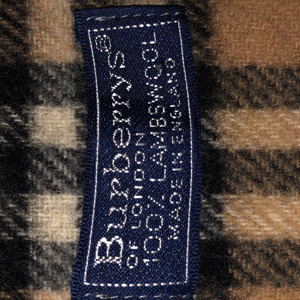 Burberry’s of London 100% lambs wool scarf - Picture 4 of 7